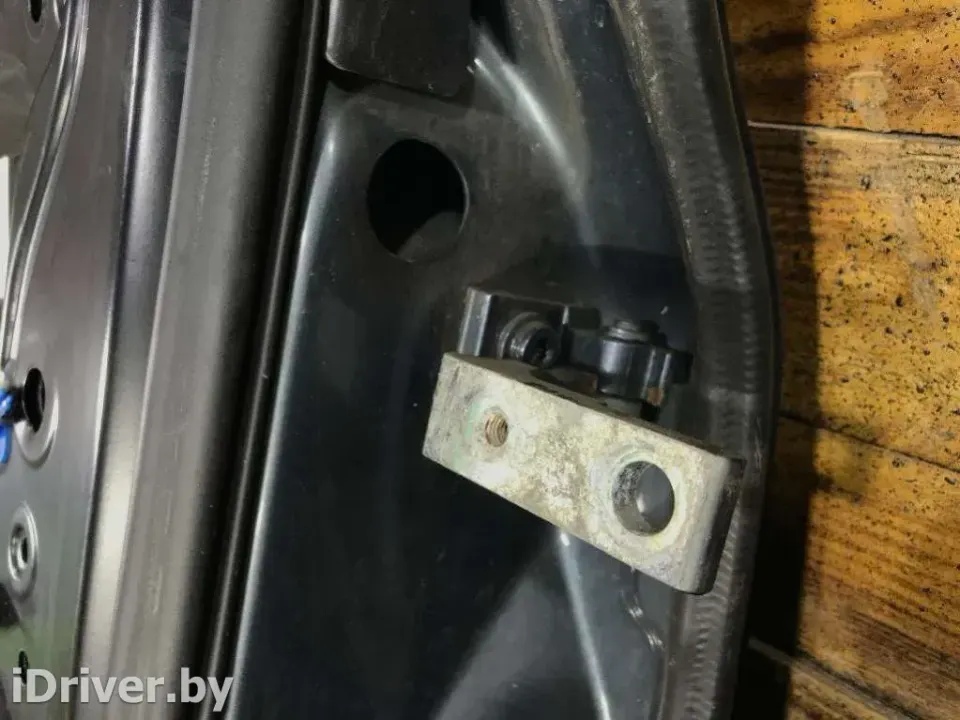 Петля двери передней левой Volkswagen Touareg, 2005 г.