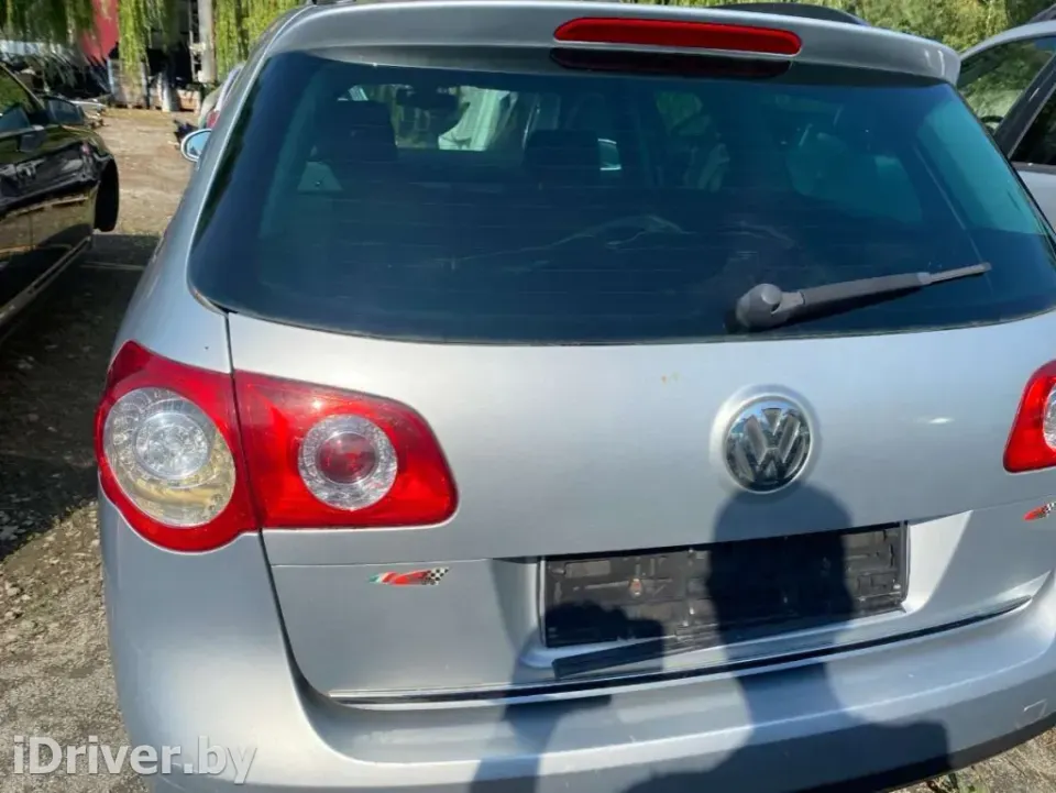 Петля крышки багажника Volkswagen Passat, 2005 г.