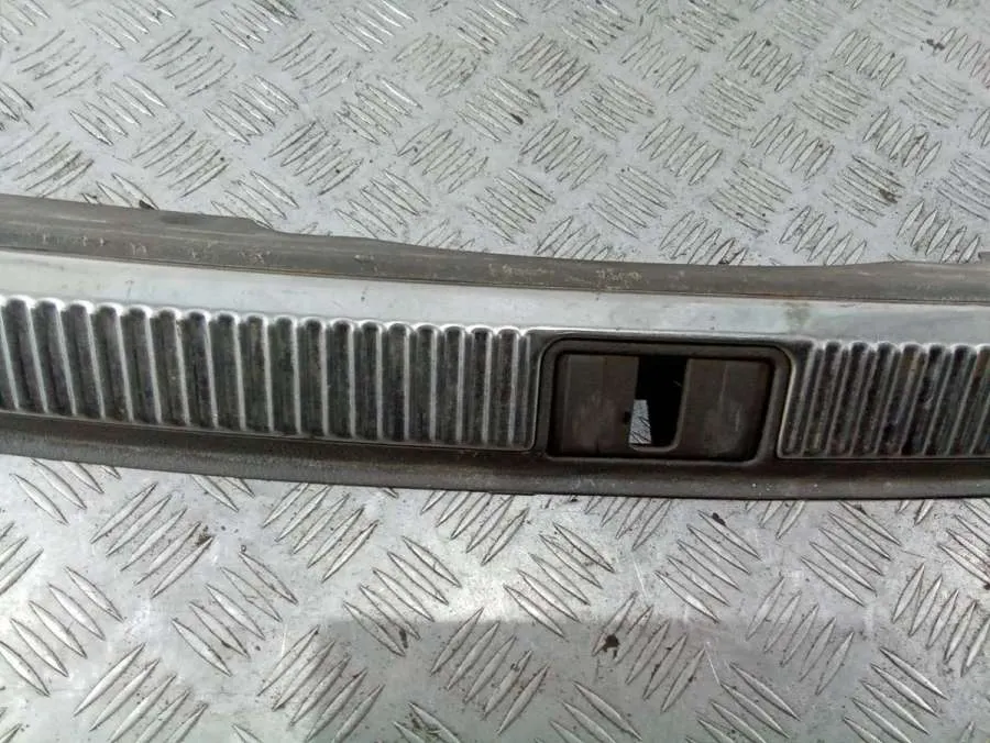 Накладка внутренняя на заднюю панель кузова Audi A4, 2004 г.