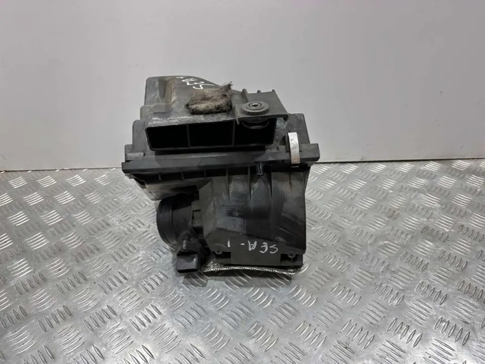 Корпус воздушного фильтра Volkswagen Passat, 2003 г.