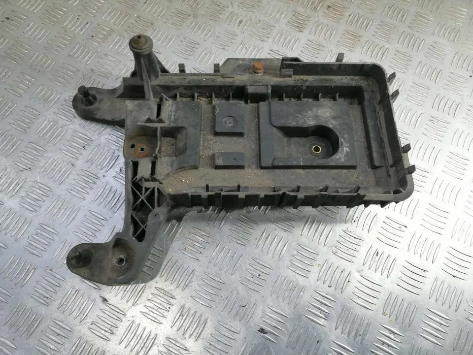 Полка аккумулятора Volkswagen Passat, 2011 г.