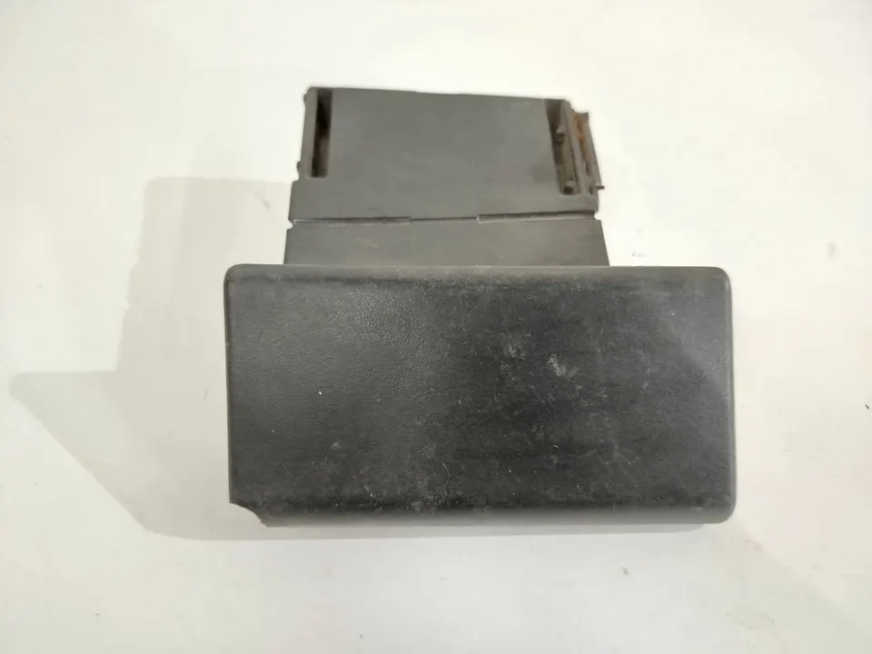 Пепельница Volkswagen Passat, 1990 г.