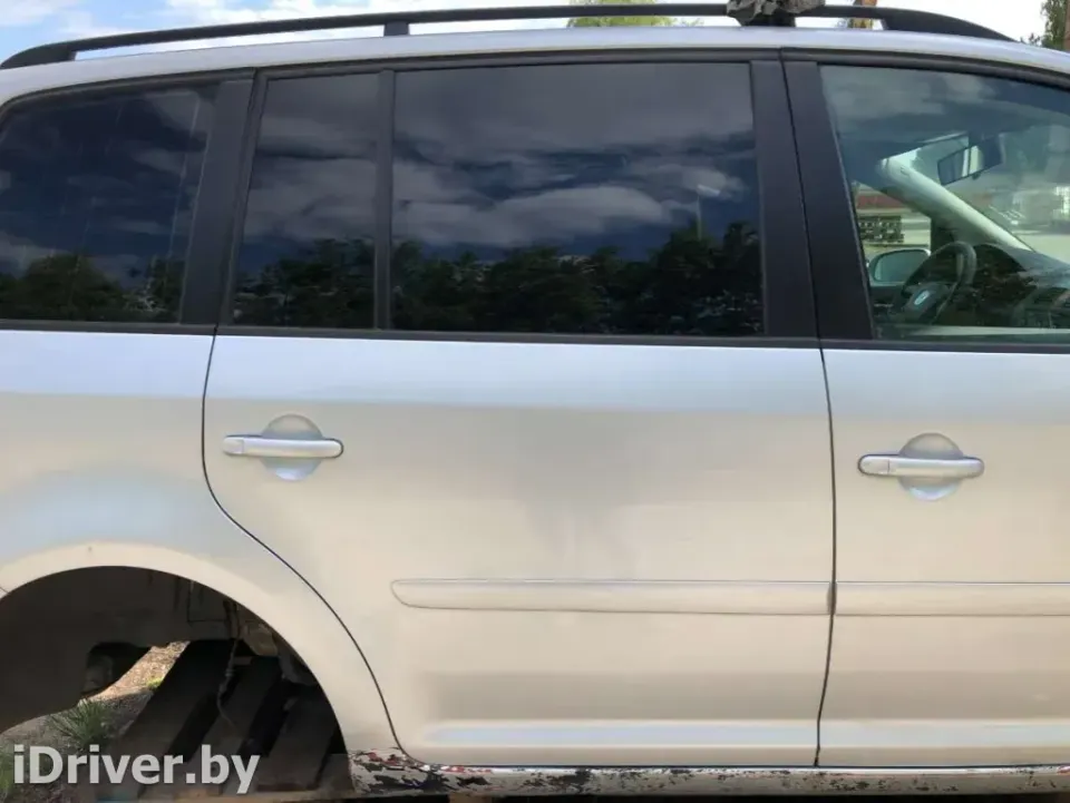 Петля двери задней правой Volkswagen Touran, 2006 г.