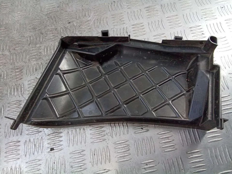 Крышка корпуса салонного фильтра Audi A4, 2002 г.