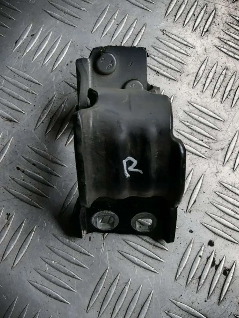 Петля крышки багажника Volkswagen Passat, 2012 г.