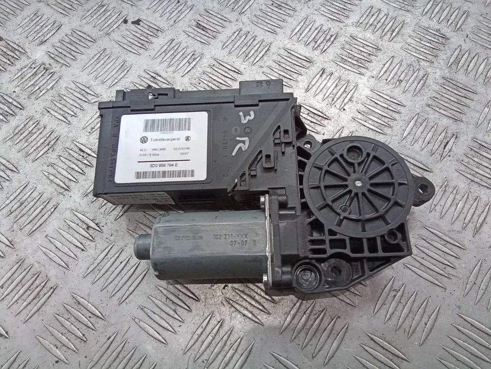 Моторчик стеклоподъемника задний правый Volkswagen Touareg, 2008 г.
