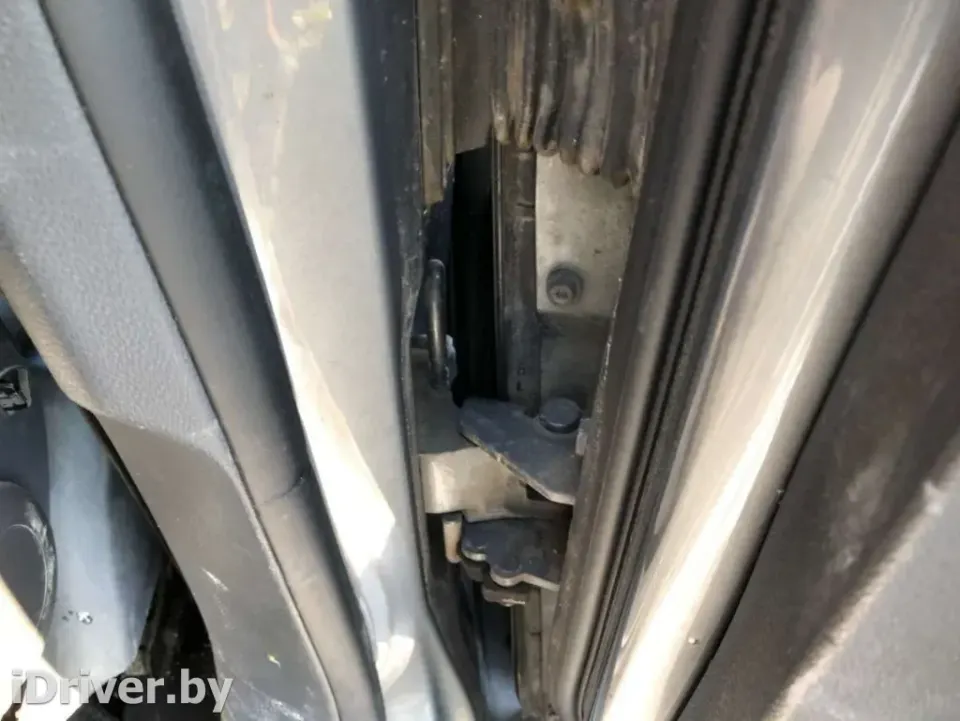 Петля двери задней правой Volkswagen Golf, 2005 г.