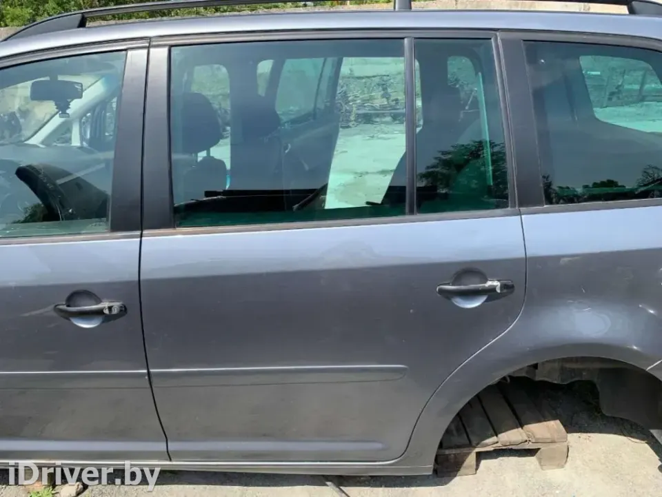Уплотнитель двери задней левой Volkswagen Touran, 2005 г.