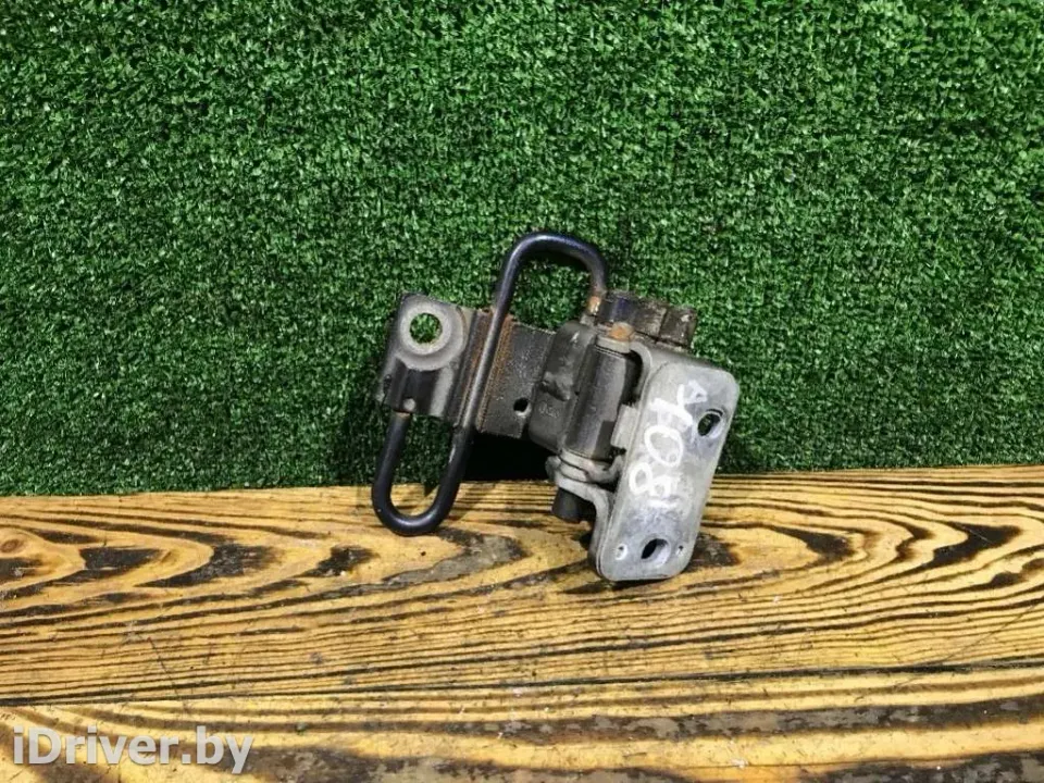Петля двери передней правой Volkswagen Passat, 2000 г.