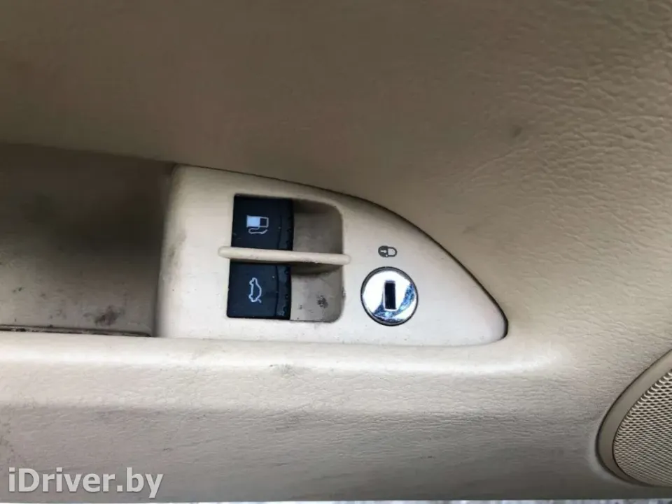 Кнопка открытия лючка топливного бака Volkswagen Passat, 2002 г.