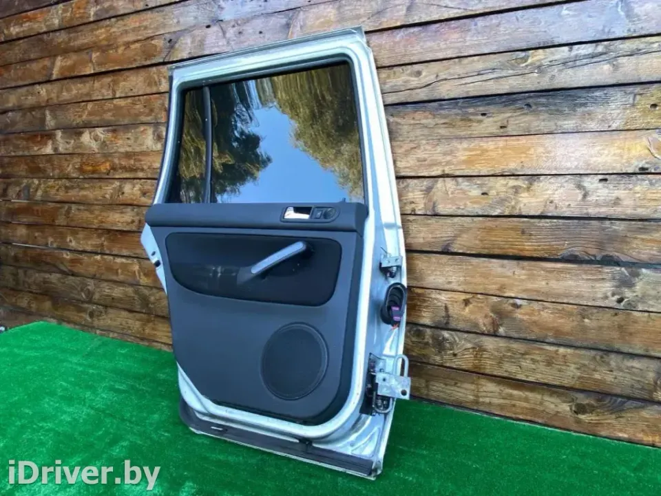 Петля двери задней левой Volkswagen Golf, 2004 г.