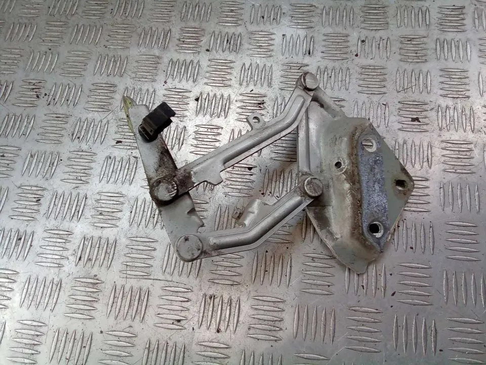Петля капота правая Volkswagen Touareg, 2005 г.