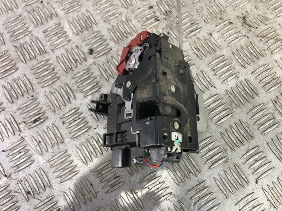 Замок двери передней правой Audi A4, 2002 г.