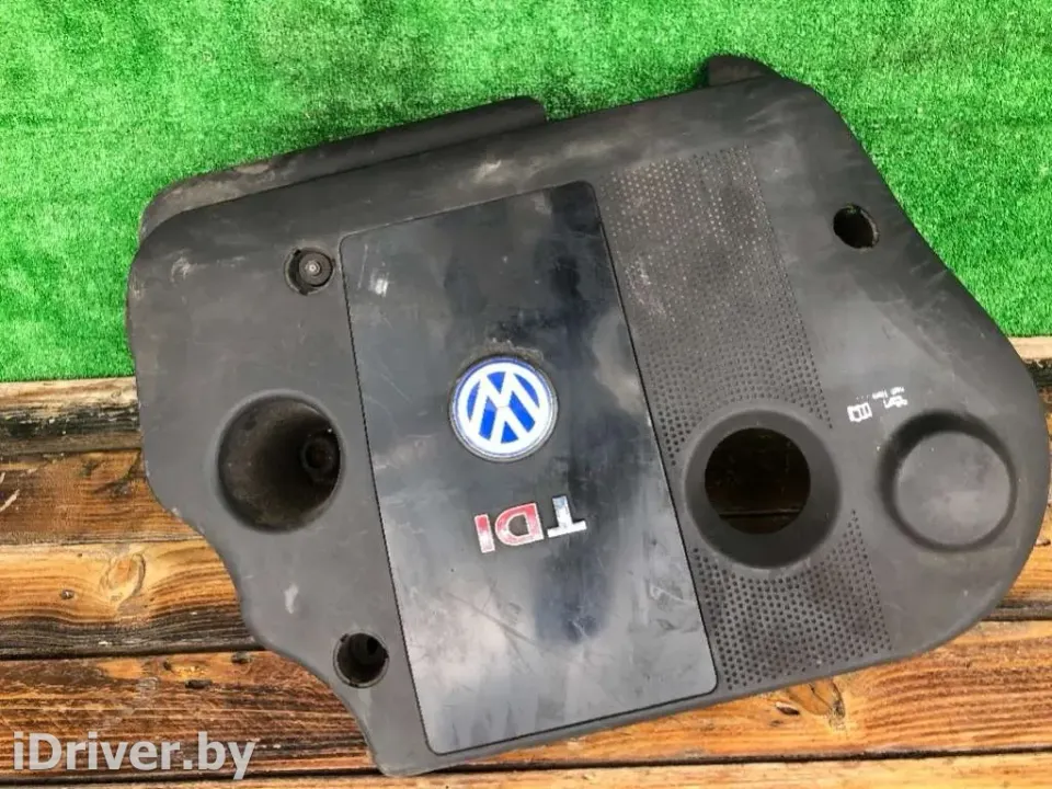 Декоративная крышка двигателя Volkswagen Golf, 2001 г.