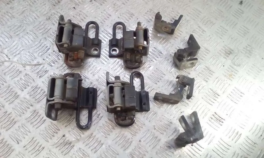 Петля двери Audi A6, 2000 г.