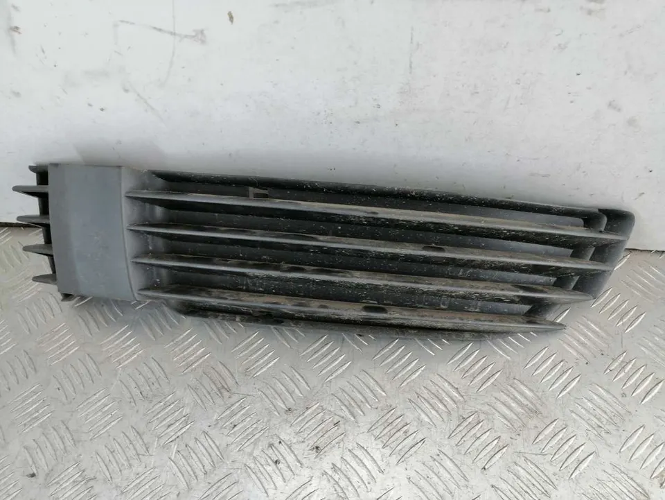 Заглушка (решетка) в бампер передний Volkswagen Passat, 2003 г.