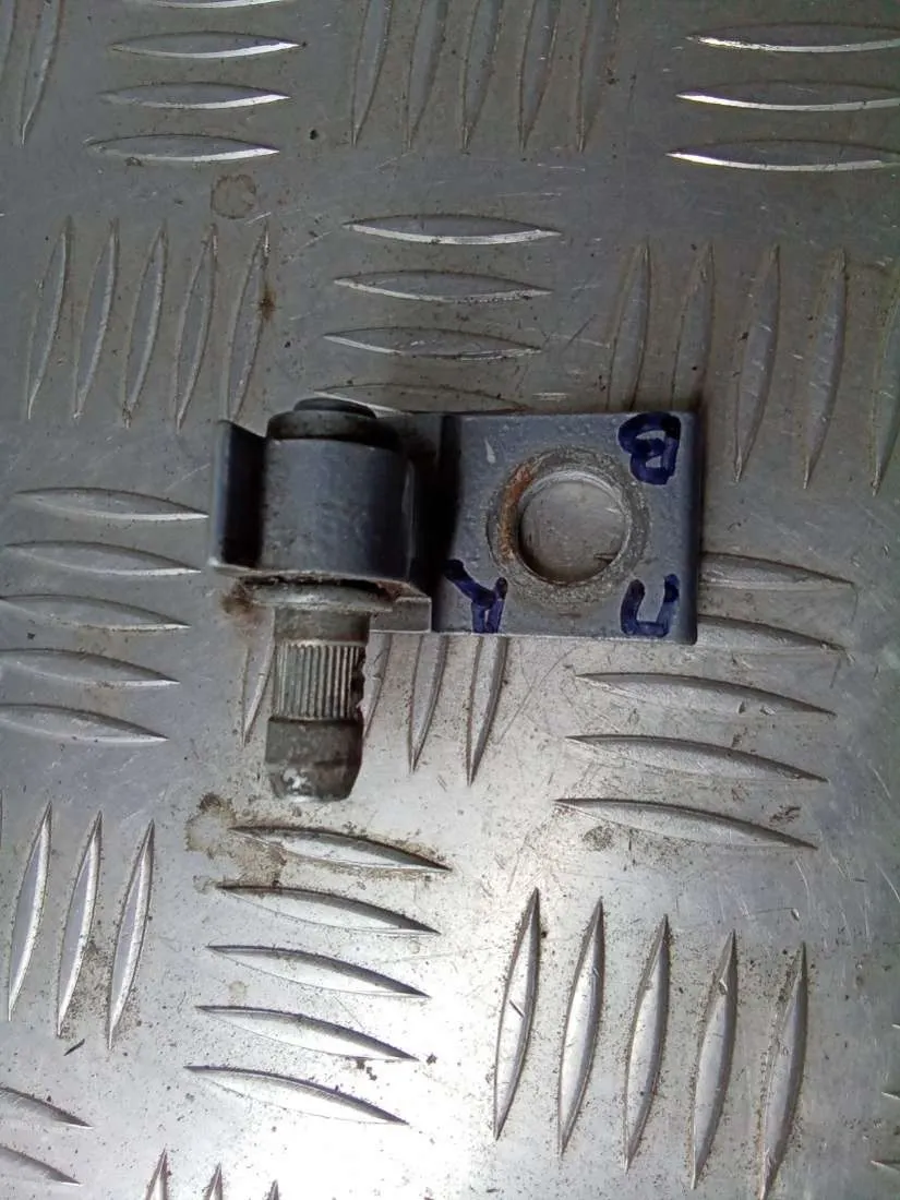 Петля двери передней правой Audi A4, 2009 г.