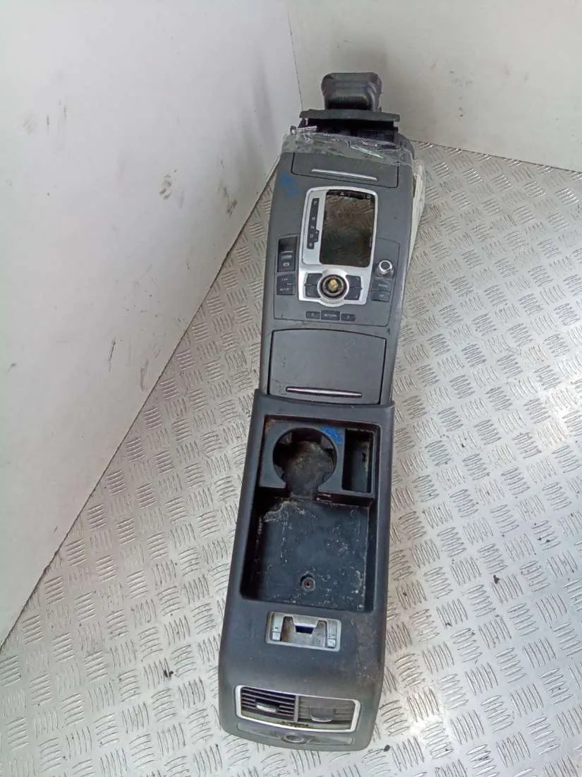 Консоль салона (кулисная часть) Audi A6, 2006 г.