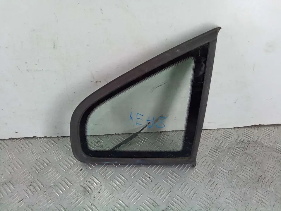 Стекло кузовное боковое правое Volkswagen Passat, 2002 г.