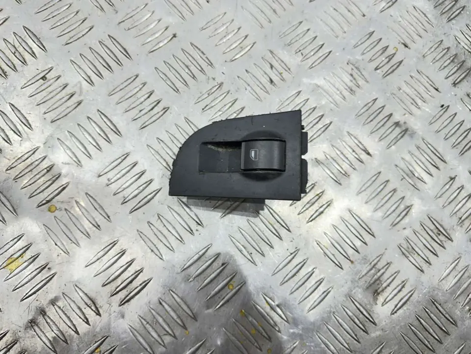 Кнопка стеклоподъемника Audi A4, 1997 г.