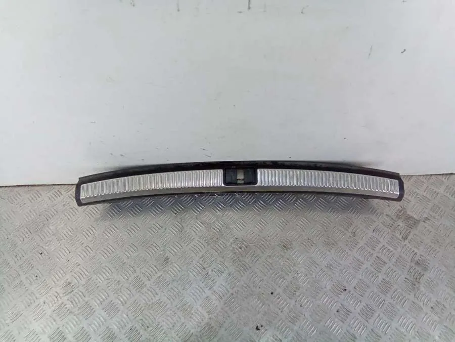 Накладка внутренняя на заднюю панель кузова Audi A4, 2002 г.