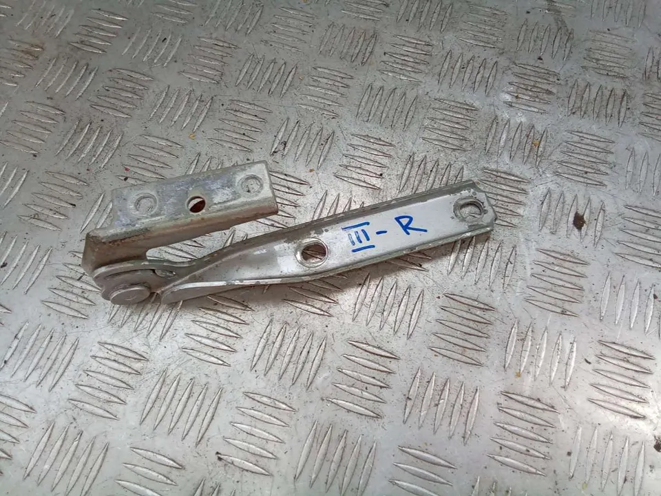 Петля капота правая Volkswagen Passat, 2001 г.
