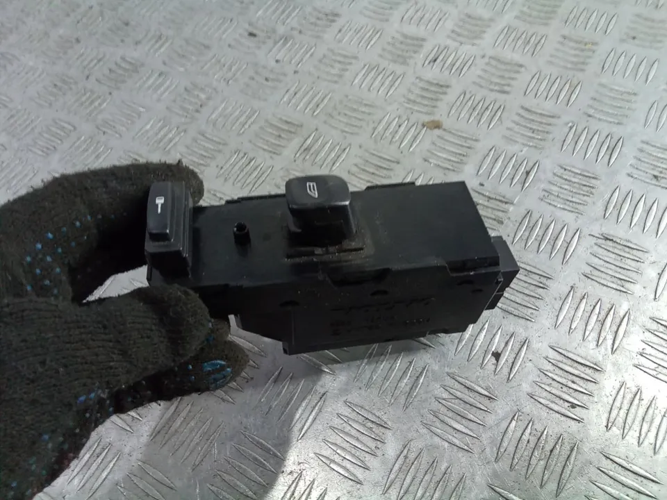 Кнопка стеклоподъемника переднего правого Volvo XC90, 2010 г.