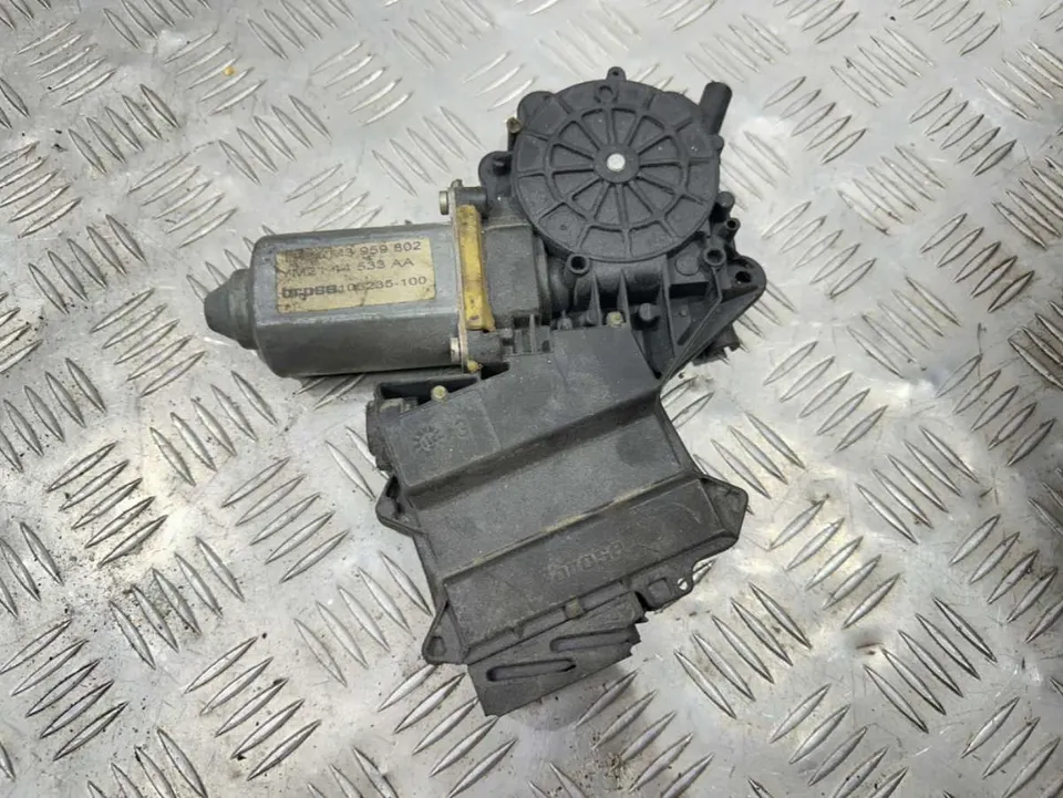 Моторчик стеклоподъемника передний правый Volkswagen Sharan, 2000 г.