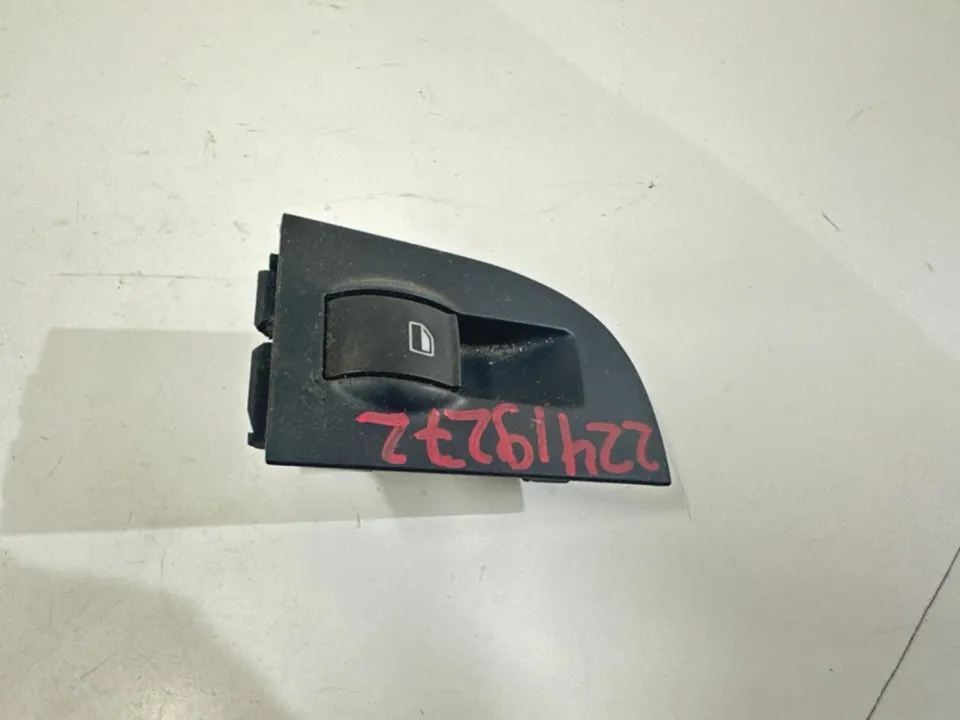 Кнопка стеклоподъемника переднего правого Audi A6, 2002 г.