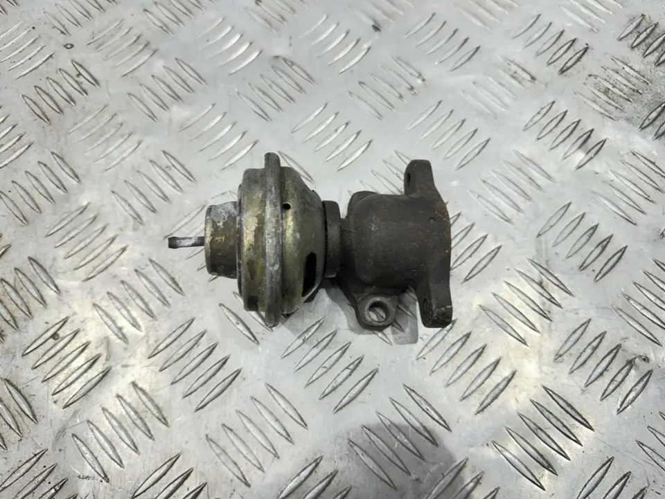 Клапан EGR Audi 80, 1995 г.