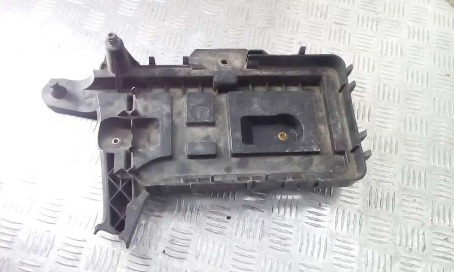 Полка аккумулятора Volkswagen Passat, 2007 г.