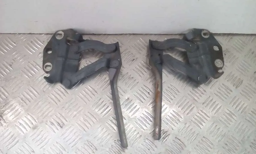 Петля капота Volkswagen Passat, 2009 г.