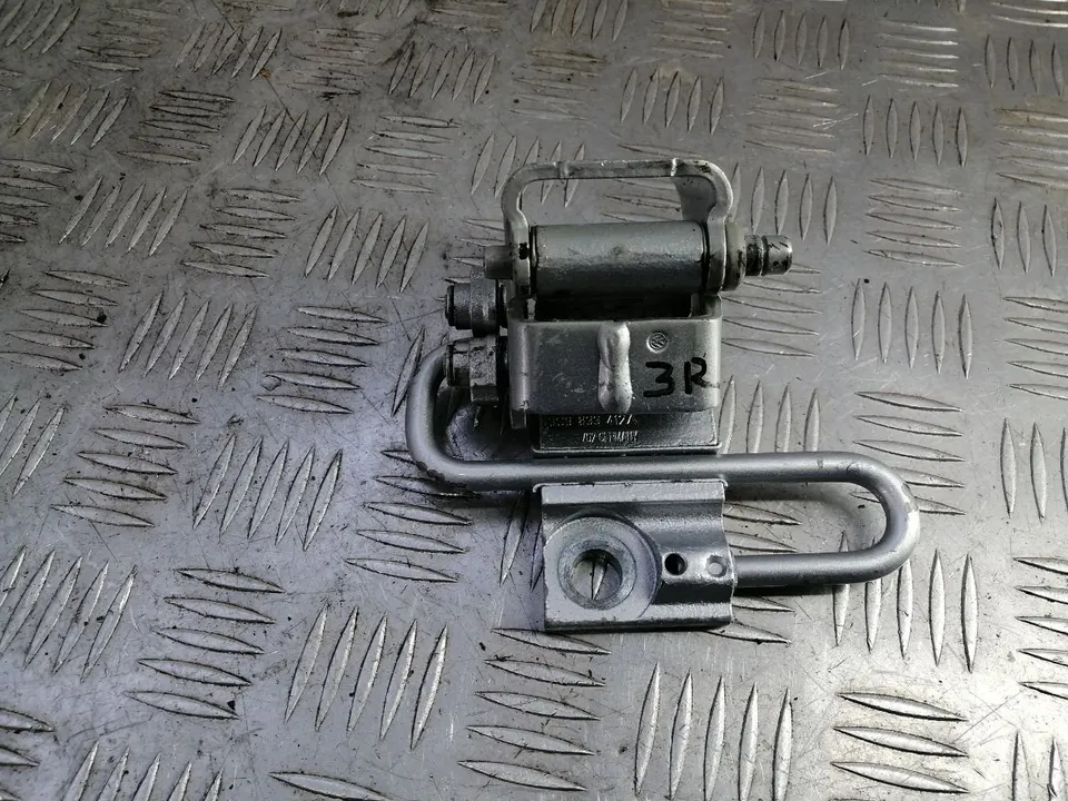 Петля двери задней правой Volkswagen Passat, 2007 г.