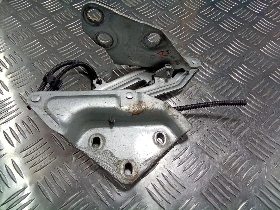 Петля капота правая Volkswagen Touareg, 2007 г.