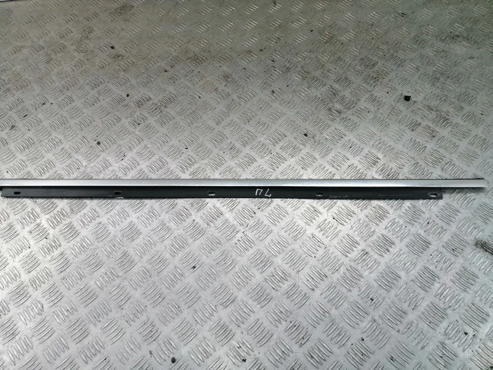 Молдинг стекла двери передней левой наружный Audi A4, 2003 г.