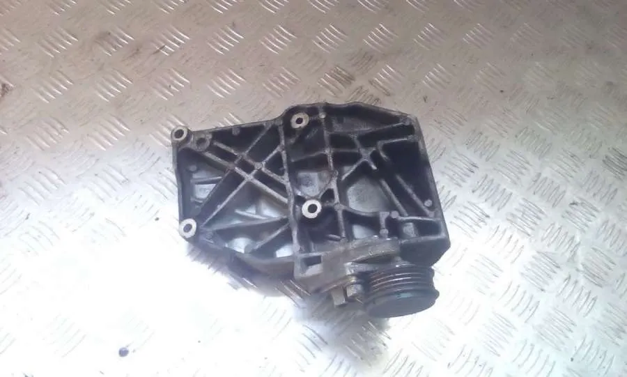 Кронштейн компрессора кондиционера Audi A4, 2000 г.