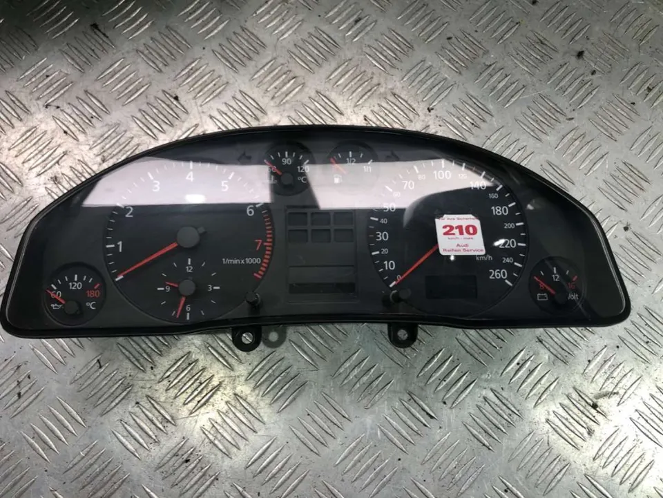 Щиток приборов (приборная панель) Audi A6, 2000 г.