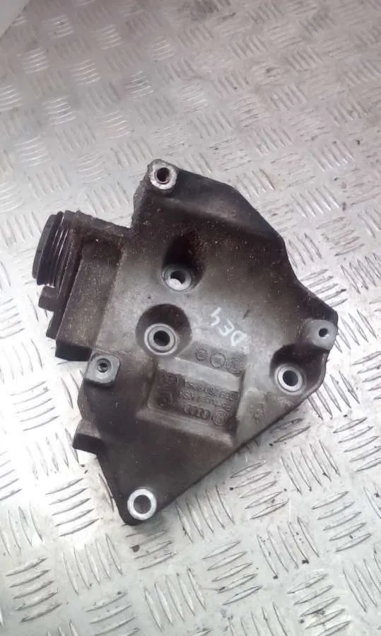 Кронштейн компрессора кондиционера Volkswagen Passat, 2002 г.