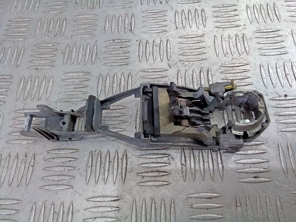 Скелет ручки наружной передней левой Volkswagen Passat, 2001 г.