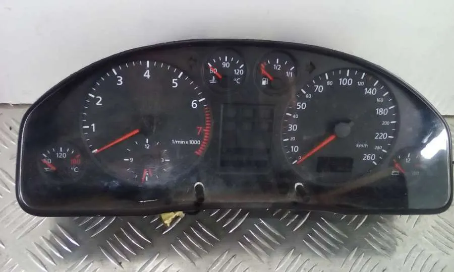Щиток приборов (приборная панель) Audi A6, 1998 г.