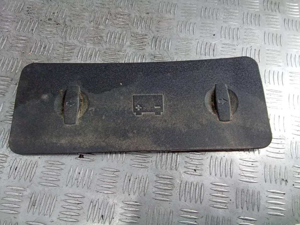 Крышка аккумулятора Audi A4, 2002 г.