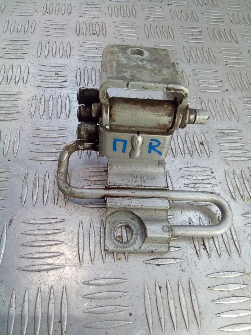 Петля двери передней правой Volkswagen Touareg, 2008 г.