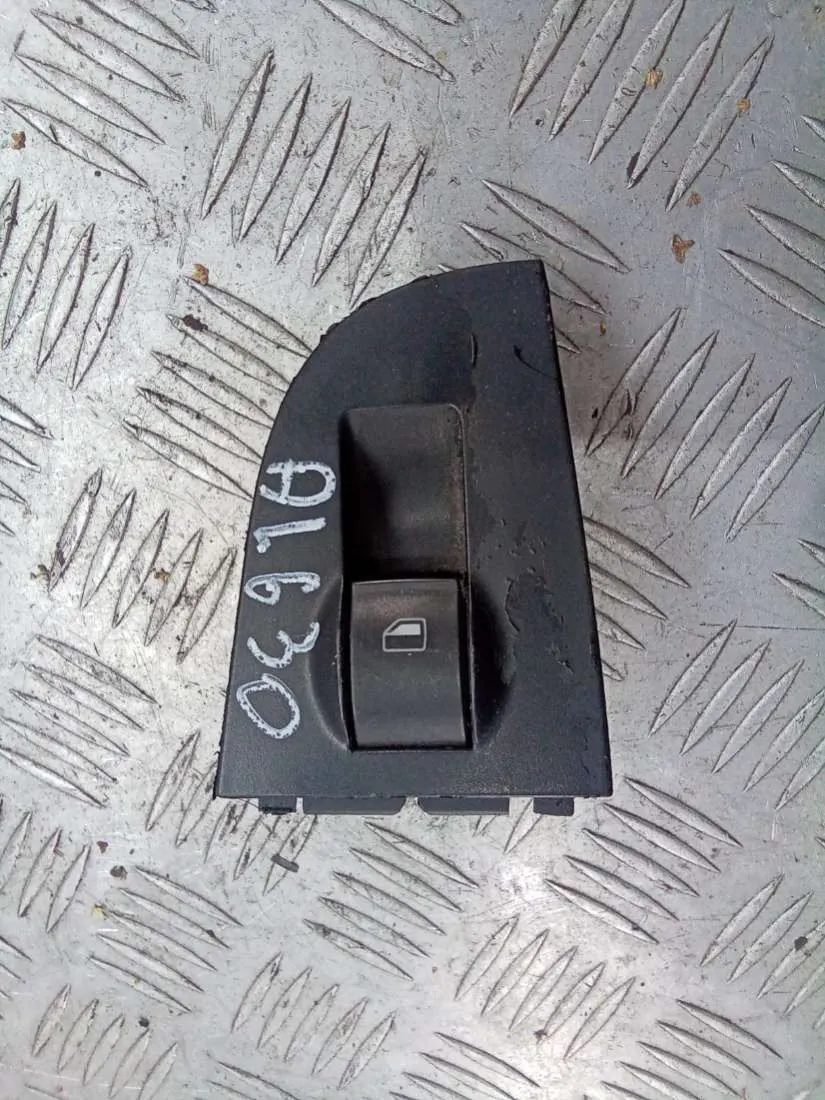 Кнопка стеклоподъемника переднего правого Audi A6 allroad, 2003 г.