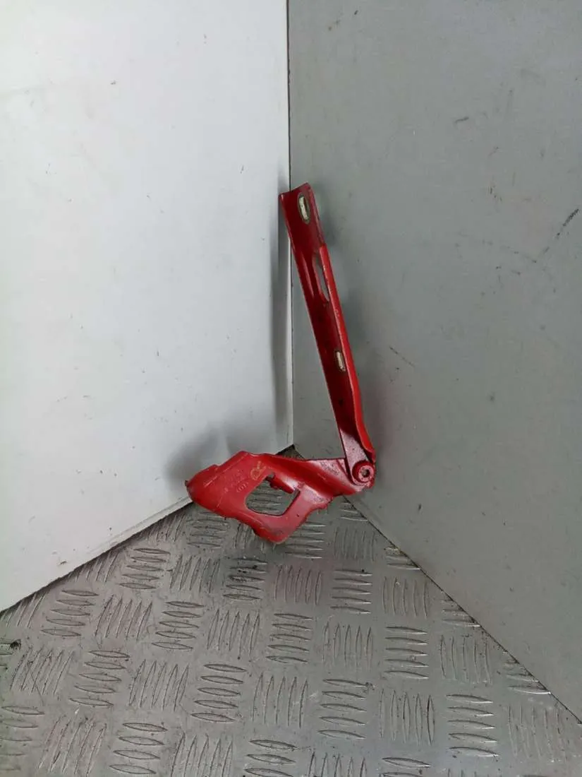 Петля капота правая Audi A4, 2008 г.