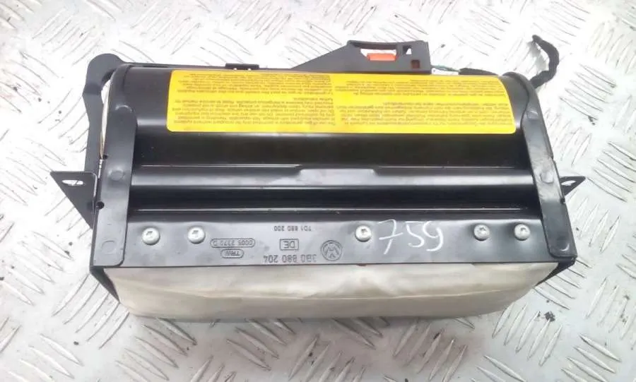Подушка безопасности пассажира Volkswagen Passat, 1999 г.