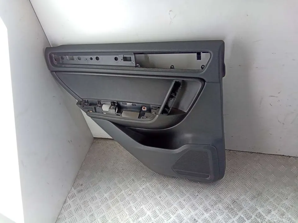 Обшивка двери задней левой (дверная карта) Volkswagen Touareg, 2011 г.