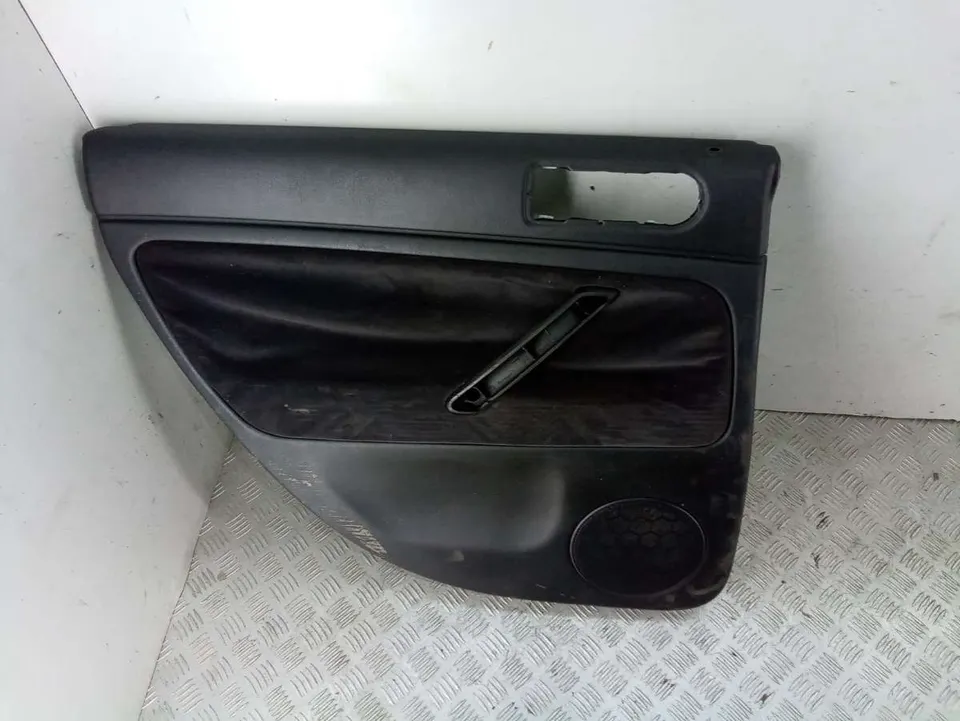 Обшивка двери задней левой (дверная карта) Volkswagen Passat, 2001 г.