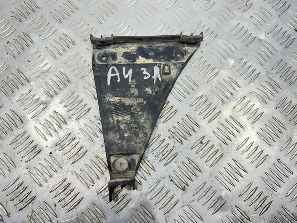 Кронштейн крепления бампера Audi A4, 1996 г.