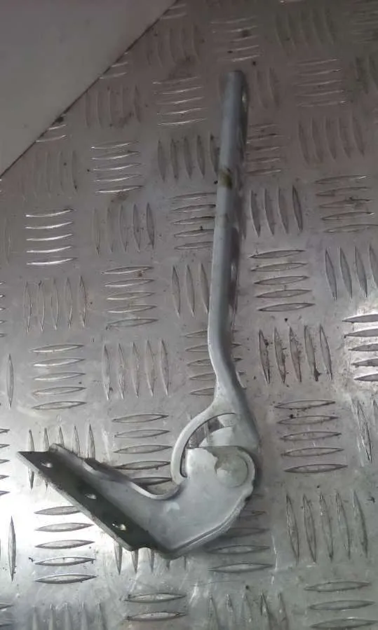 Петля капота левая Audi A4, 1997 г.