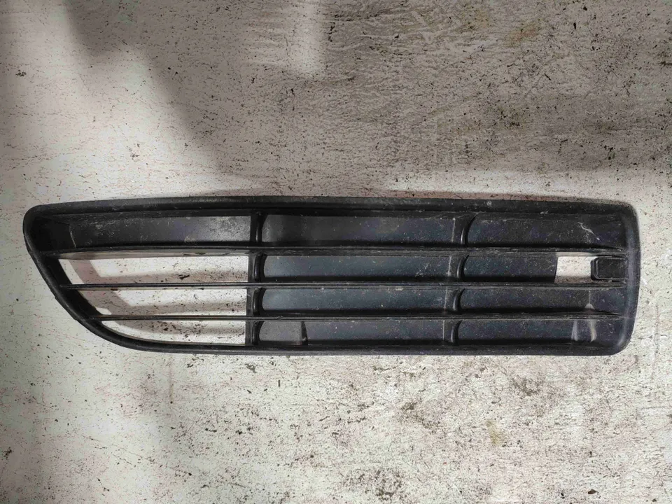 Заглушка (решетка) в бампер Audi A4, 2000 г.